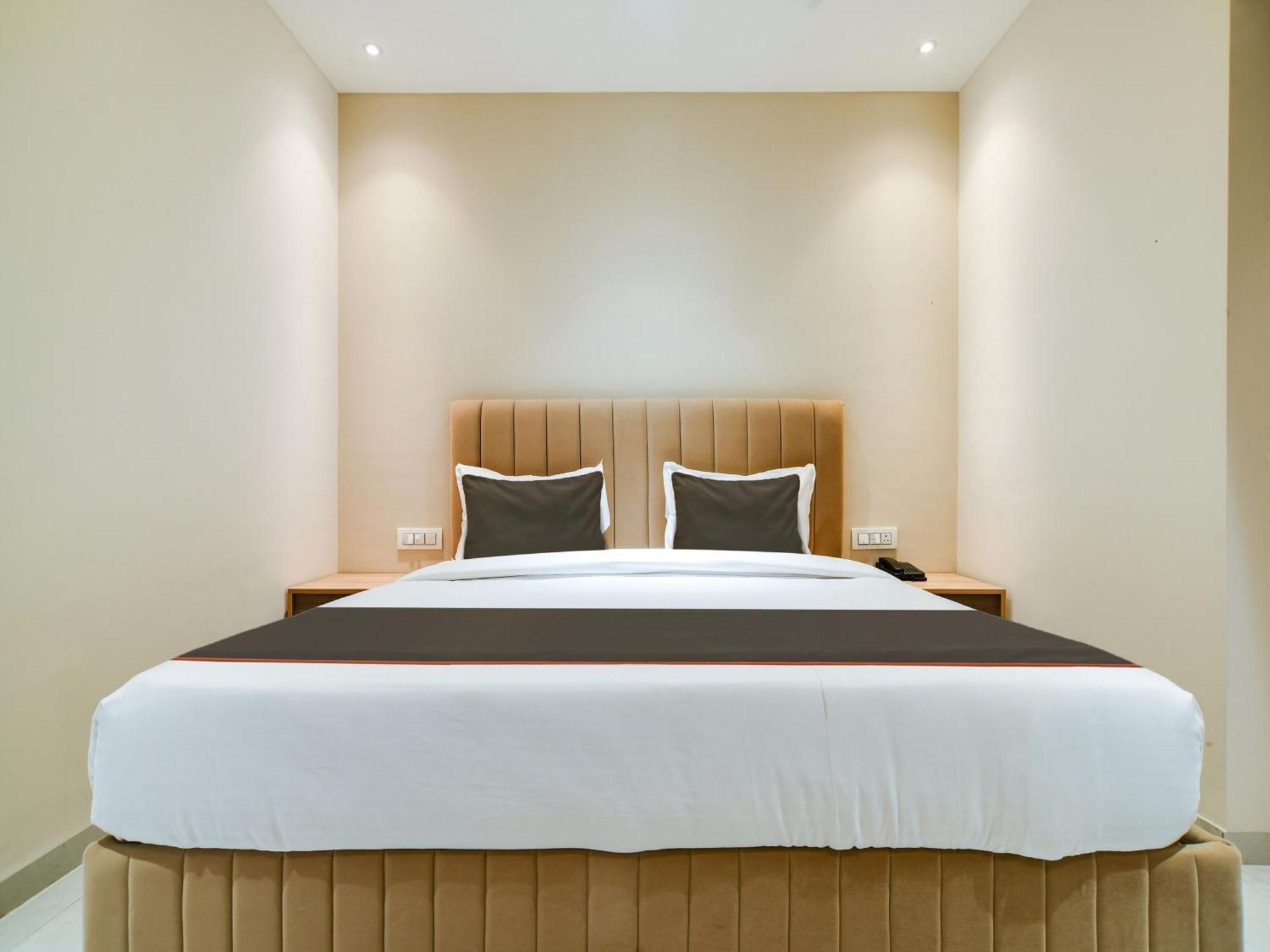 Collection O Hotel Mint 印多尔 外观 照片